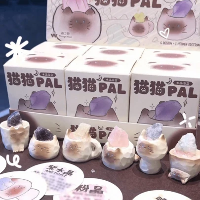 1个可爱猫咪表情水晶收藏娃娃盲盒，萌趣卡通桌面树脂艺术摆件，装饰小雕像，男女皆宜的玩具。6款造型独特的可爱收藏玩具，适合展示，是送给爱猫人士的完美礼物。非常适合派对装饰、桌面和房间装饰、派对回礼、教师节、毕业典礼、生日和母亲节礼物（随机1个）。