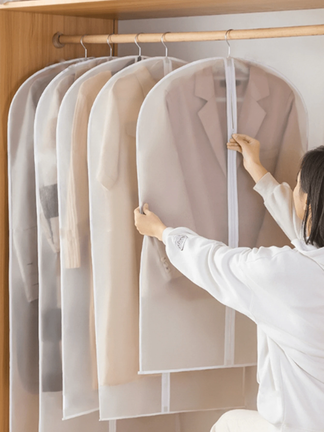 1 Stück Kleiderstaubbeutel, transparente waschbare Hängetasche, Mantel-, Anzug-Staubschutz, Kleiderschutz-Abdeckung mit Reißverschluss, halbtransparenter Kleiderschutz für die Kleiderschrank-Organisation, strapazierfähiges PEVA-Material, staub- und schimmelresistent, geeignet zum Aufbewahren von Saisonkleidung, platzsparend und einfach zu verwenden, schützt Kleidung vor Staub, Feuchtigkeit und Motten, perfekt für Zuhause und Reisen.