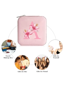 这款时尚旅行首饰盒兼情侣收纳盒，印有A-Z字母和粉色花朵图案，是情人节、生日和母亲节的个性化礼物。它是一款大容量首饰盒，带有多个隔层，采用奢华的PU皮革制成，也是一款必备的旅行化妆包。 - 彩色 - 查看 3