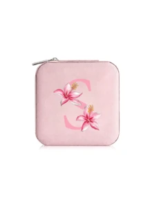 这款时尚旅行首饰盒兼情侣收纳盒，印有A-Z字母和粉色花朵图案，是情人节、生日和母亲节的个性化礼物。它是一款大容量首饰盒，带有多个隔层，采用奢华的PU皮革制成，也是一款必备的旅行化妆包。 - 彩色 - 查看 19