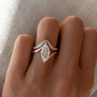 两枚镶嵌锆石的奢华女士订婚戒指套装，适合日常佩戴、结婚纪念日、派对、珠宝首饰、情人节、生日礼物。