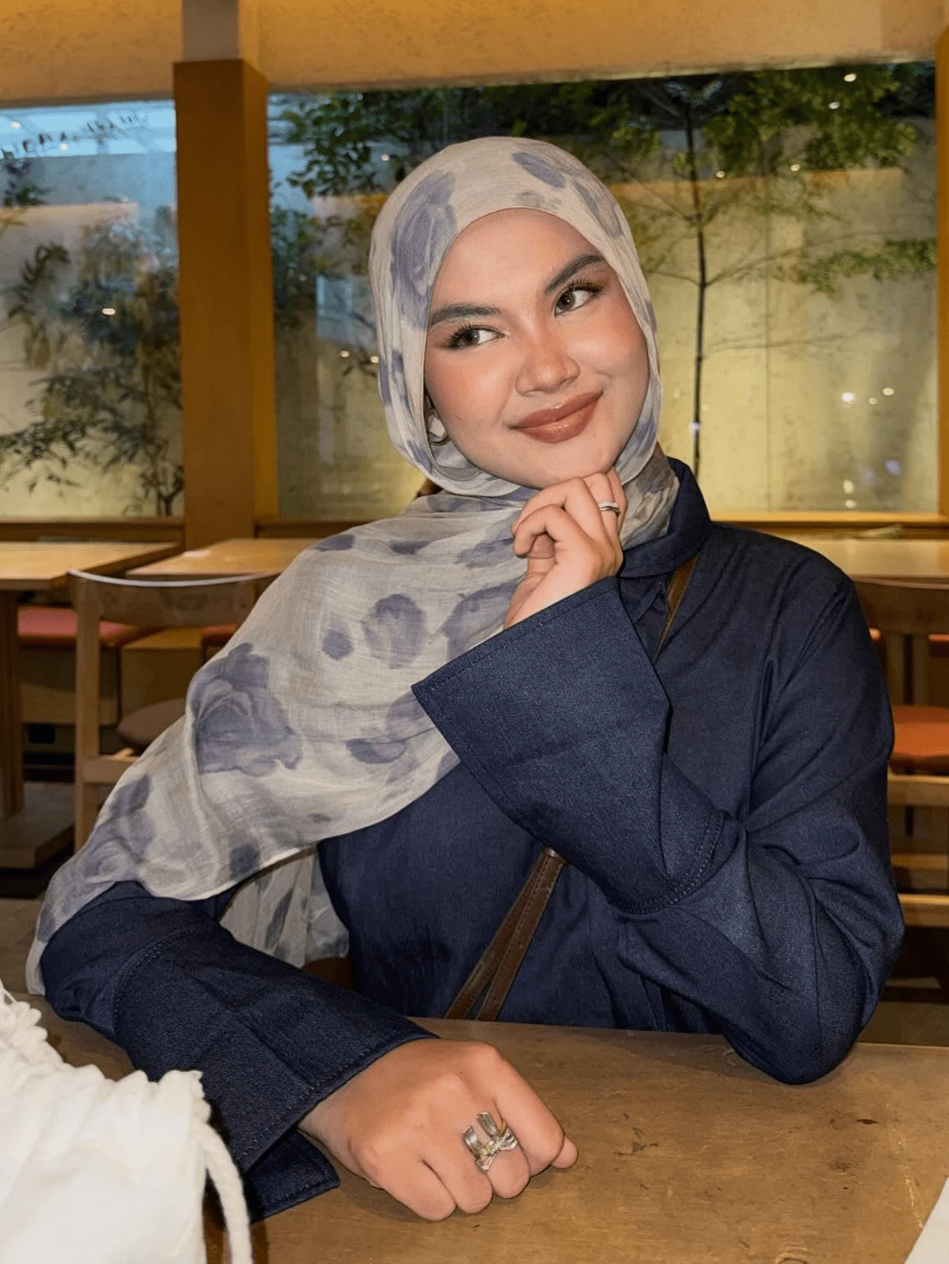 1条女士围巾，波西米亚紫色山茶花图案，水彩、大理石纹、波纹、扎染印花，适合日常佩戴