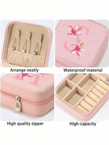 这款时尚旅行首饰盒兼情侣收纳盒，印有A-Z字母和粉色花朵图案，是情人节、生日和母亲节的个性化礼物。它是一款大容量首饰盒，带有多个隔层，采用奢华的PU皮革制成，也是一款必备的旅行化妆包。 - 彩色 - 查看 7