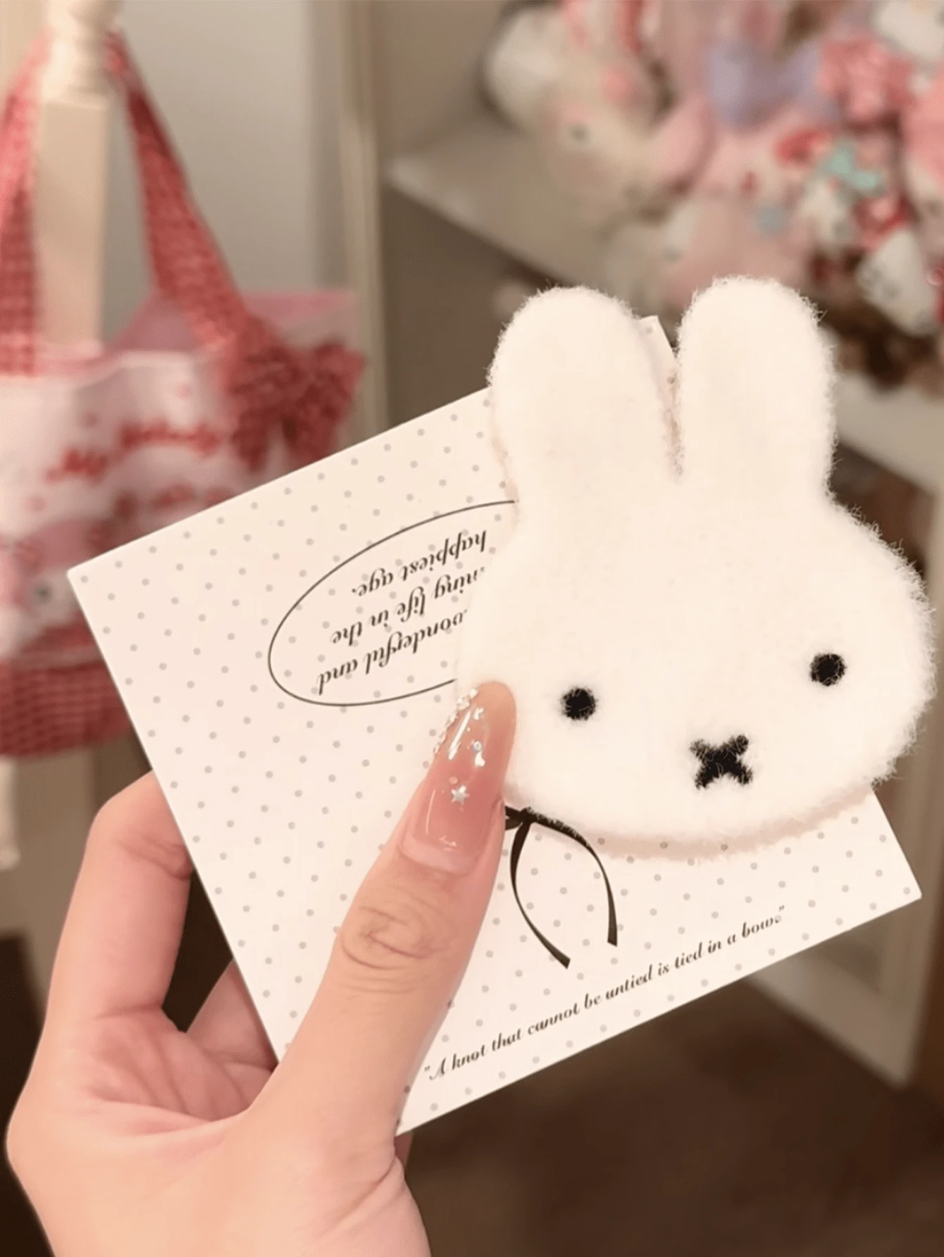 柔软蓬松的白色短款仿毛兔耳朵发夹 - 可爱的兔耳朵造型，简约风格，适合青少年日常发型、自拍和居家佩戴，是送给朋友/爱人的绝佳礼物，也是独特的节日/日常礼物。