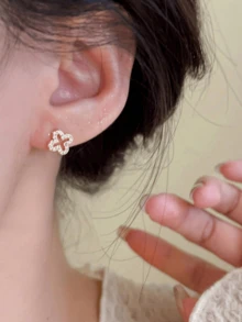 1只时尚小巧银色四叶草耳环，适合女性，情人节、母亲节礼物 - 四葉草 - 查看 4