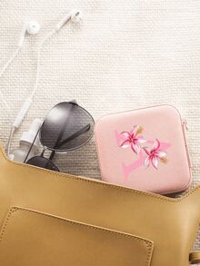 这款时尚旅行首饰盒兼情侣收纳盒，印有A-Z字母和粉色花朵图案，是情人节、生日和母亲节的个性化礼物。它是一款大容量首饰盒，带有多个隔层，采用奢华的PU皮革制成，也是一款必备的旅行化妆包。 - 彩色 - 查看 6