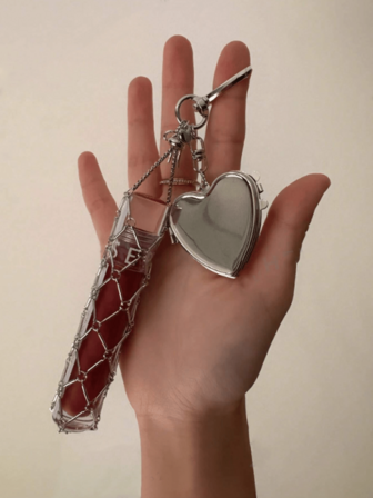 The Best Valentine's Day Gift For Your Girlfriend: A Portable Metal Storage Lipstick Stand Hanger With A Mini Mirror, A Fashionable Hanging Decorative Item Storage Rack, And A Portable Makeup Storage Accessory.