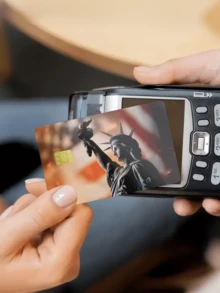 1张自由女神像信用卡装饰贴纸，创意个性化超薄PVC防指纹信用卡保护套，防刮花，男女通用，适用于小型芯片卡、银行卡、信用卡、交通卡、学生证及其他DIY装饰