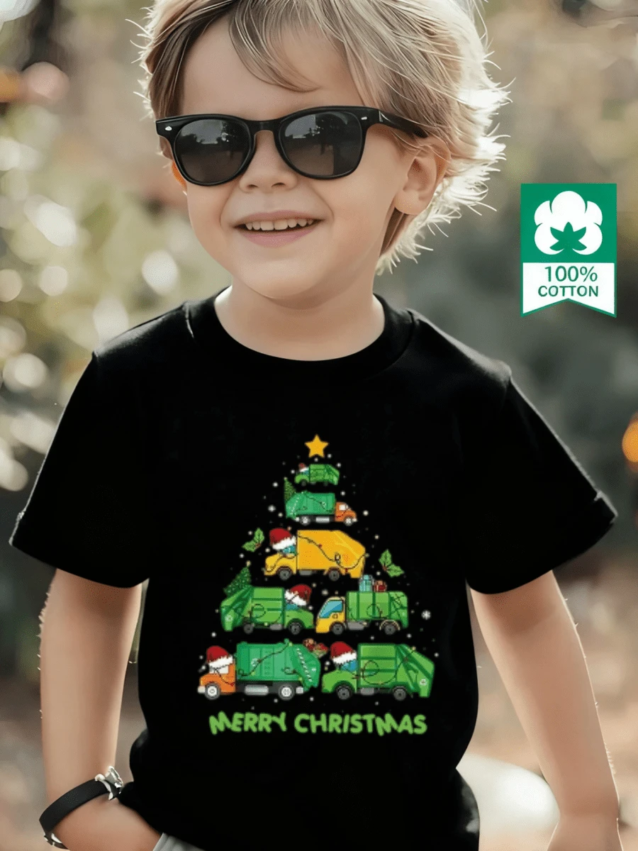 Esta nueva camiseta de manga corta para niño está hecha 100 % de algodón y luce un elegante estampado Navidad. Es informal y versátil. Su tejido suave y agradable al tacto cuida la delicada piel de los niños, permitiéndoles moverse con libertad y sentirse cómodos durante reuniones familiares, eventos escolares o juegos al aire libre. - Negro - Ver 1