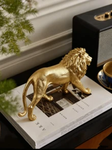 一套金色狮子树脂摆件，这些威武雄壮的金色狮子雕像为书桌、书架增添了一丝奢华气息，也是客厅里引人注目的装饰品。非常适合优雅、大胆的家居装饰、房间装饰、家居摆设、情人节礼物、返校礼物、开斋节装饰等等。 - 彩色 - 查看 4