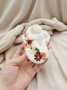 1双女婴钩针编织鞋，白色玛丽珍款式，带纽扣带，饰有花卉刺绣 - 白色 - 查看 2