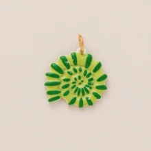 1 pieza Colgante de joyería con forma de concha marina y pez chapado en oro de 18K, de moda y colorido, resistente al agua y a la decoloración, para collar, pulsera, pendientes, llavero, bolso, accesorio de joyería para mujer, dije para billetera, pequeño colgante, regalo