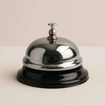 Sino de Balcão Sapienz Sineta de Mesa para Atendimento Rápido em Hotel, Loja, Restaurante, Cafeteria, Hamburgueria, Bar, Recepção, Escritório e Comércio em Geral – Campainha Manual em Metal Cromado Premium com Toque Alto, Claro e Preciso – Ideal para Balcões de Atendimento, Mesas de Serviço, Caixa de Pagamento, Controle de Filas, Sinalização Interna, Chamadas de Garçom, Chamadas de Cliente, Operações de Cozinha, Avisos Rápidos e Dinâmicas de Grupo – Design Clássico e Elegante, Base Estável e Antiderrapante, Construção Resistente e Durável, Fácil de Usar, Compacto e Efetivo para Ambientes Profissionais, Corporativos e Comerciais – Sineta para Hotéis, Pousadas, Escritórios, Clínicas, Salões de Beleza, Barbearias, Padarias, Lojas de Conveniência e Estabelecimentos de Alto Fluxo – Sino Cromado Decorativo e Funcional para Atendimento Eficiente, Organização e Agilidade no Dia a Dia – Produto Original Sapienz com Acabamento Superior e Alto Desempenho.