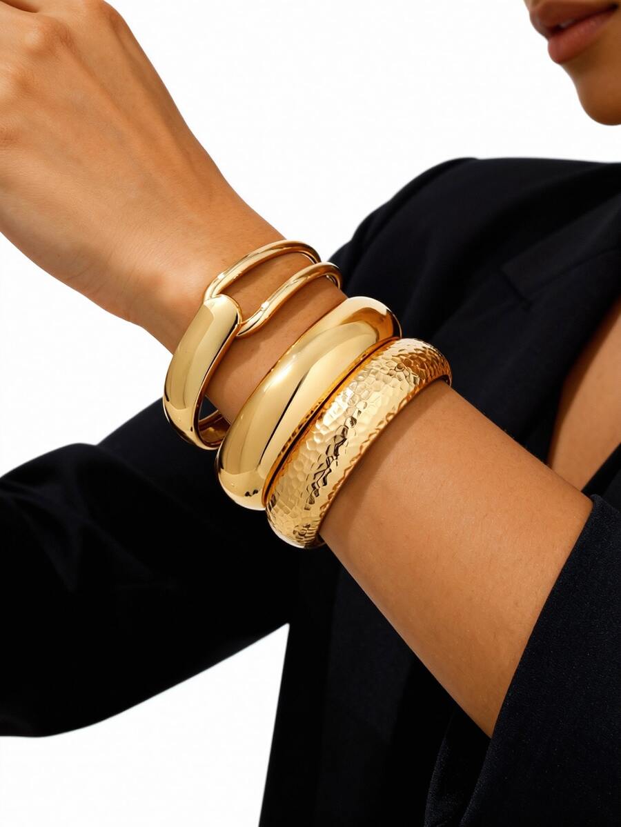 1 par de brazaletes metálicos con efecto visual superpuesto de color dorado brillante y textura de piel de serpiente, accesorio de moda adecuado para parejas, reuniones de amigos, ir al trabajo, atuendo diario