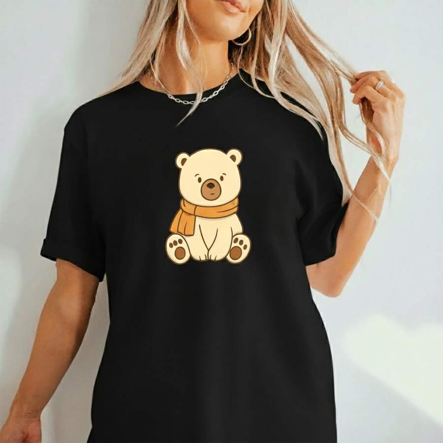 Camiseta Feminina T-SHIRT com Ilustração de Urso Aconchegante, Blusinha Feminina Fofa para Looks Casuais, Modernos e Inspiradores - Preto - Visão 1