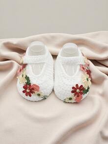 1双女婴钩针编织鞋，白色玛丽珍款式，带纽扣带，饰有花卉刺绣 - 白色 - 查看 3