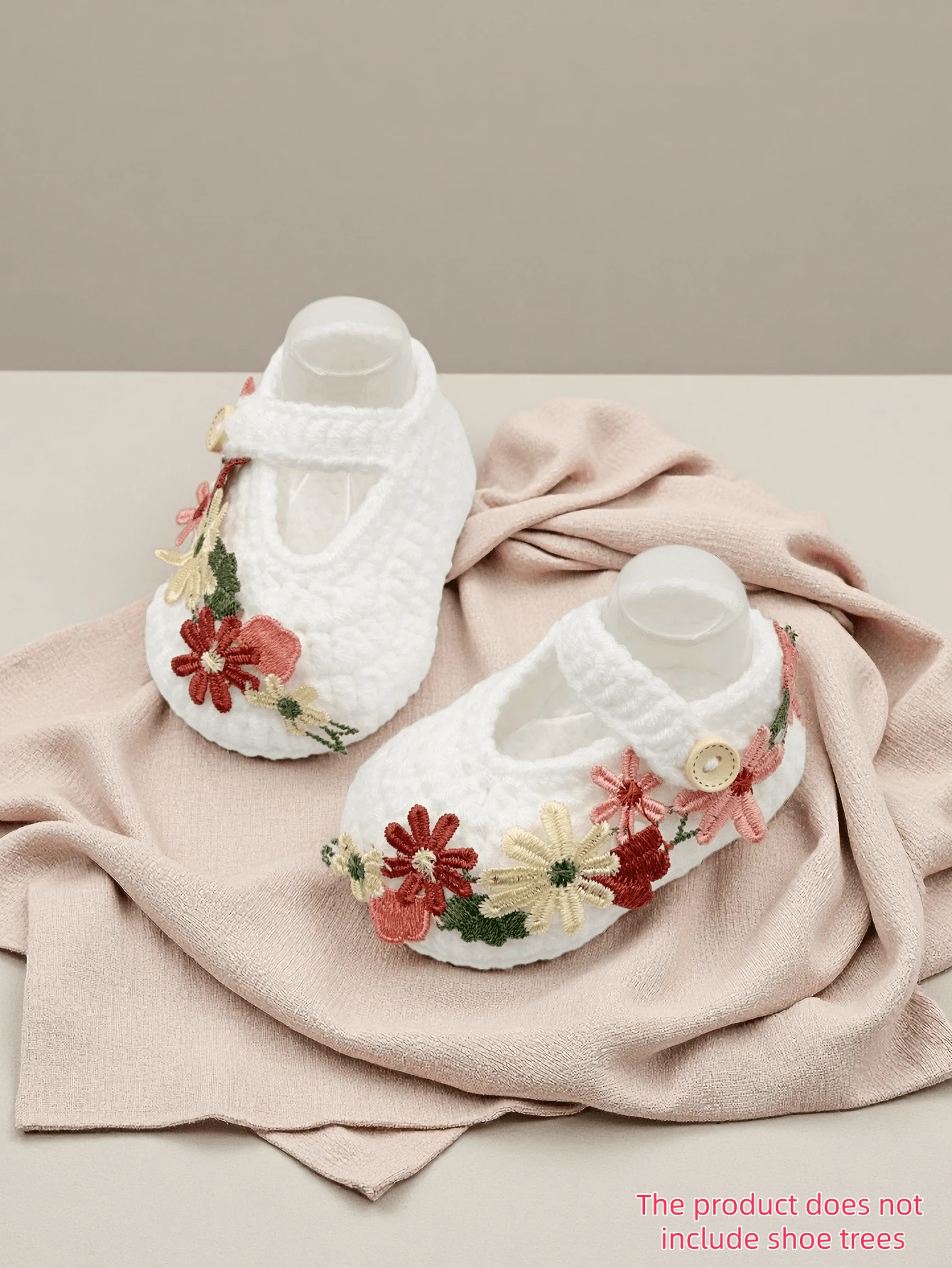 1双女婴钩针编织鞋，白色玛丽珍款式，带纽扣带，饰有花卉刺绣 - 白色 - 查看 1