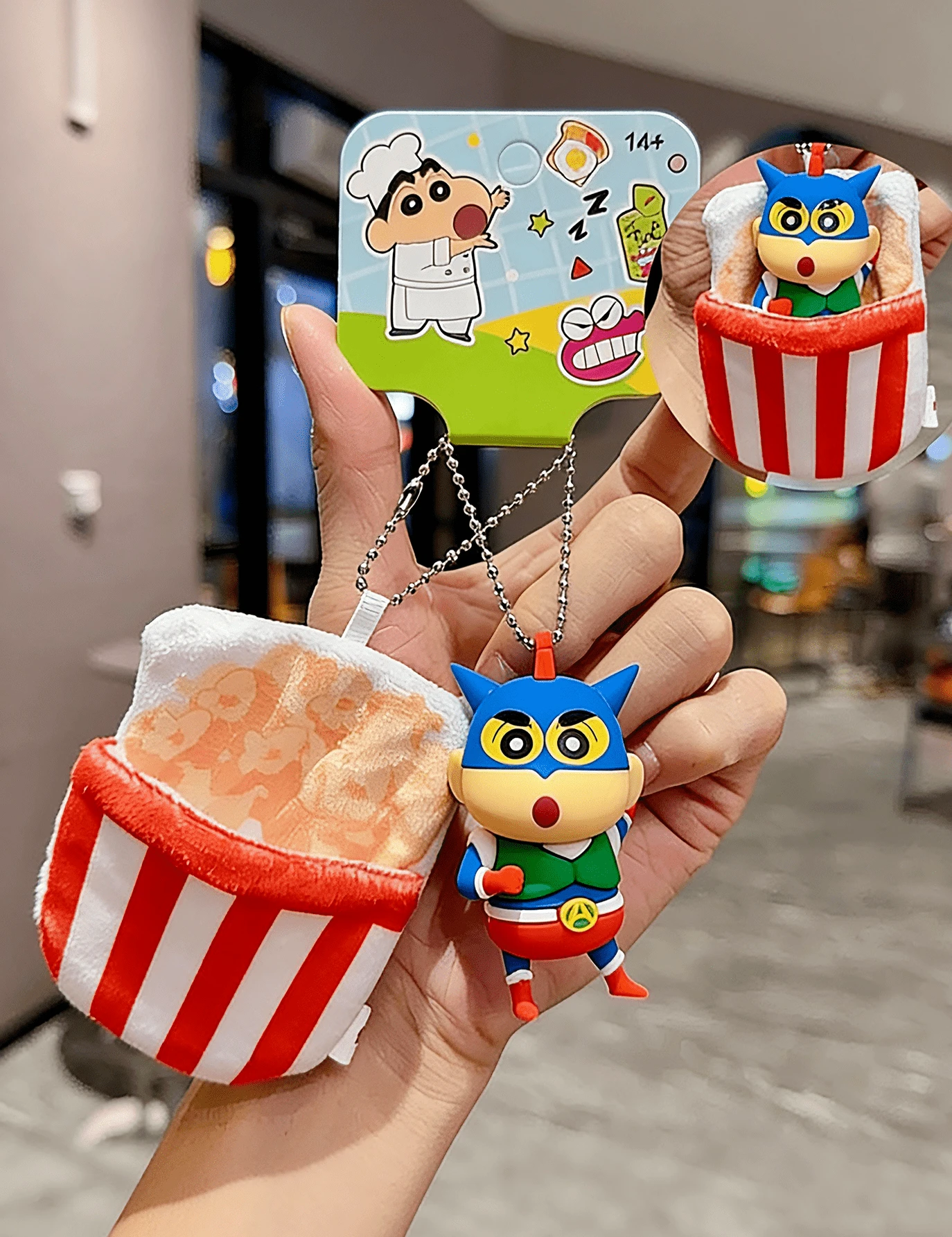 Mặt dây chuyền Crayon Shinchan Food Nook Series, kiểu Superman Shinchan, điểm nhấn là xô bỏng ngô sọc đỏ trắng, dây chuyền kim loại, được chế tác tỉ mỉ cho cảm giác thoải mái khi chạm vào, họa tiết sống động và dễ thương, mang đến vẻ vui tươi và năng động, hoàn hảo để gắn vào chìa khóa, túi xách, trang trí bàn làm việc, phụ kiện xe hơi để tô điểm thêm cho đồ dùng của bạn, thích hợp cho người sưu tầm, học sinh, thanh thiếu niên, sinh nhật, Giáng sinh và Ngày Valentine.