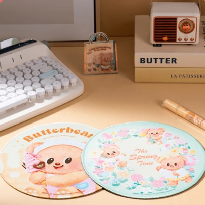 Butterbear圆形柔软腕托鼠标垫，毛绒质感表面，精致缝线，可爱Butterbear图案，温暖的粉彩色调（黄色/浅绿色），是青少年日常装饰和办公室/家庭桌面布置的理想之选，Butterbear粉丝收藏品，送给女朋友的可爱礼物