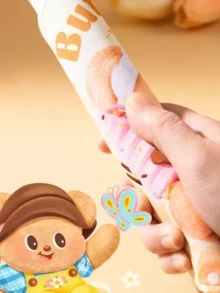 Butterbear圆形柔软腕托鼠标垫，毛绒质感表面，精致缝线，可爱Butterbear图案，温暖的粉彩色调（黄色/浅绿色），是青少年日常装饰和办公室/家庭桌面布置的理想之选，Butterbear粉丝收藏品，送给女朋友的可爱礼物 - 彩色 - 查看 4