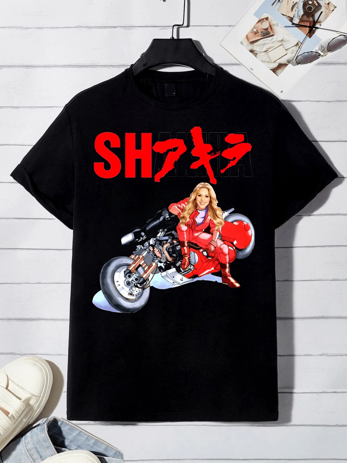 Camiseta con estampado de AkirA - Hecha de algodón puro, es suave y transpirable, adecuada para hombres y mujeres. Es una camisa casual apta para todas las estaciones y un recuerdo de moda. Ideal para uso diario, entusiastas de la moda urbana y amantes de la música. - Negro - Ver 1
