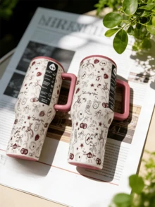 An Exclusive Standout Gift For Valentine's Day, And Also An Exceptional Choice For Graduation Season Mementos, Teacher's Day Gratitude Gifts, Birthday Surprises, Thanksgiving Tokens, Christmas Limited Editions, And Halloween Creative Presents. It Seamlessly Fits Diverse Occasions Like Party Supplies-Deliver Heartfelt Intentions That Never Miss The Mark!Ideal For Office Commutes, On-The-Go Hydration In Cars, Post-Workout Refreshment At The Gym, Essential Gear For Outdoor Adventures, A Reliable Companion For Sports And Fitness, And A Warm Sidekick During Travels. Quench Your Thirst Anytime, Anywhere With Effortless Convenience.Equipped With Vacuum Insulation Technology, It Locks In Heat And Aroma For Hot Beverages Lasting Hours, While Keeping Cold Drinks Icy And Refreshing. Dual-Purpose Design Suits All Seasons-Perfectly Holds Coffee, Hot Tea, Iced Drinks, Fruit Juice, And More - 紅色牛仔40oz - 查看 2