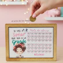 HUCHA DE MDF 3 MM CON CONTADOR, CAJA DE AHORRO, CON FRASE MOTIVACIONAL SI VAS A SOÑAR QUE SEA A LO GRANDE HUCHA CON CONTADOR DE MONEDAS, LA MEJOR OPCIÓN DE REGALO PARA ESTABLECER UN FONDO DE EMERGENCIA, META DE VIAJES, METAS PERSONALES , CUMPLEAÑOS , ARTICULO DESARMADO ARMADO FÁCIL - Multicolor - Ver 1