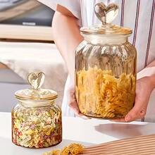 Heart-Shaped 3-Piece Jar Set Large-Capacity Glass Food Storage Jars Airtight Clamp Lids For Leak-Proof Kitchen Storage Transparent Sealed Containers Ideal For Sugar, Flour, Grains, Coffee Beans, Spices, Dried Goods, Cereal, Cookies, Tea, Nuts, Pasta Moisture-Proof, Freshness-Preserving Storage Jars Stackable For Space-Saving Easy-Open Wide-Mouth Design Essential Home Baking Ingredient & Seasoning Organizer Large Mason Wide-Mouth Jars Father's Day Gift - 琥珀色 - 查看 3
