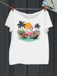 Flamenco rosado de pie junto a un coco abierto rodeado de palmeras y flores tropicales con un atardecer brillante sobre el mar transmite sensación de vacaciones y relax camiseta de hombre 100% algodón 220g - Blanco - Ver 8