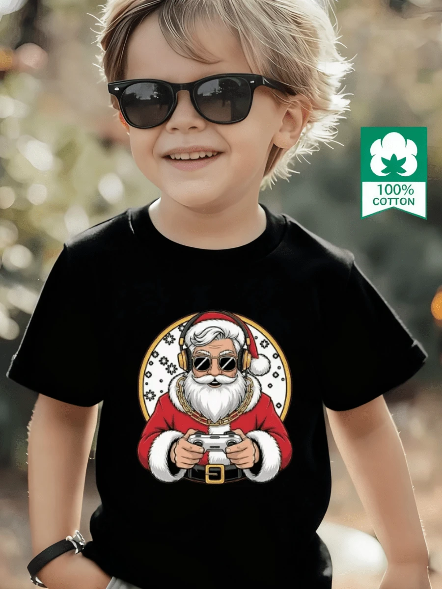 Esta nueva camiseta de manga corta para niño está hecha 100 % de algodón y luce un elegante estampado Navidad. Es informal y versátil. Su tejido suave y agradable al tacto cuida la delicada piel de los niños, permitiéndoles moverse con libertad y sentirse cómodos durante reuniones familiares, eventos escolares o juegos al aire libre. - Negro - Ver 1