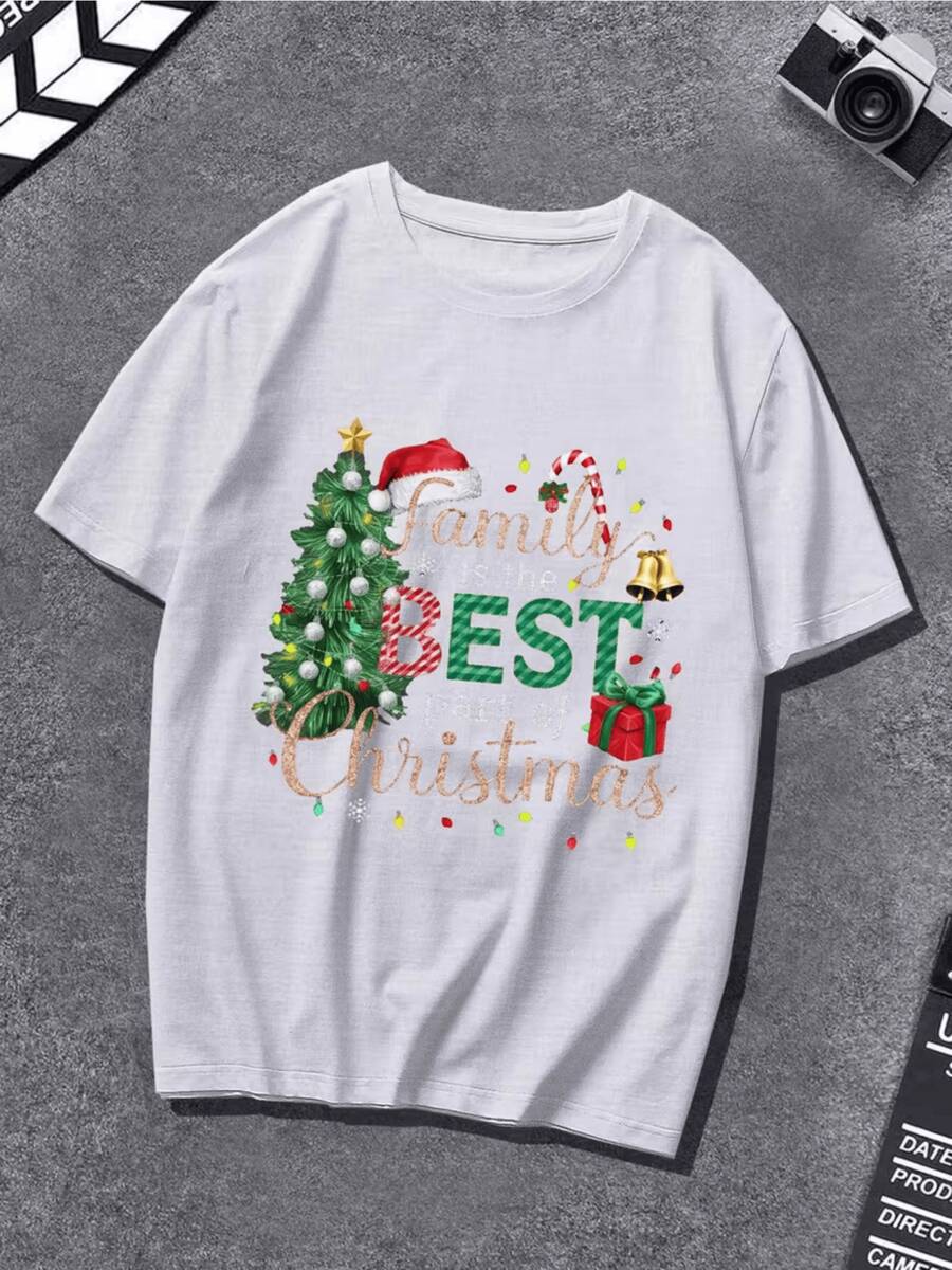 Árbol de Navidad decorado con luces y bolas junto a gorro rojo navideño bastón de caramelo regalo con lazo y campana dorada transmitiendo calidez familiar camiseta de hombre 220g 100% algodón ideal para fiestas y reuniones - Blanco - Ver 1