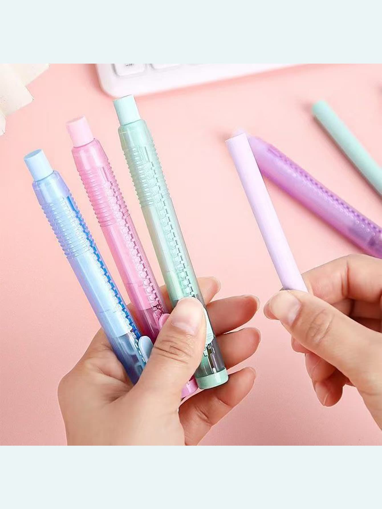 这款超强清洁橡皮擦可轻轻擦拭，不留痕迹或碎屑。橡皮擦可替换且可伸缩。适用于办公、学校用品、学生奖励、返校礼物、学生礼品、奖励和学习用品。