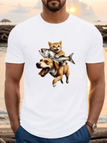 Gato sonriente montando sobre la espalda de un perro amistoso mientras sostiene un gran pez plateado simbolizando la cooperación y la  entre especies en aventuras compartidas camiseta de hombre 100% algodón 220g - Blanco - Ver 1