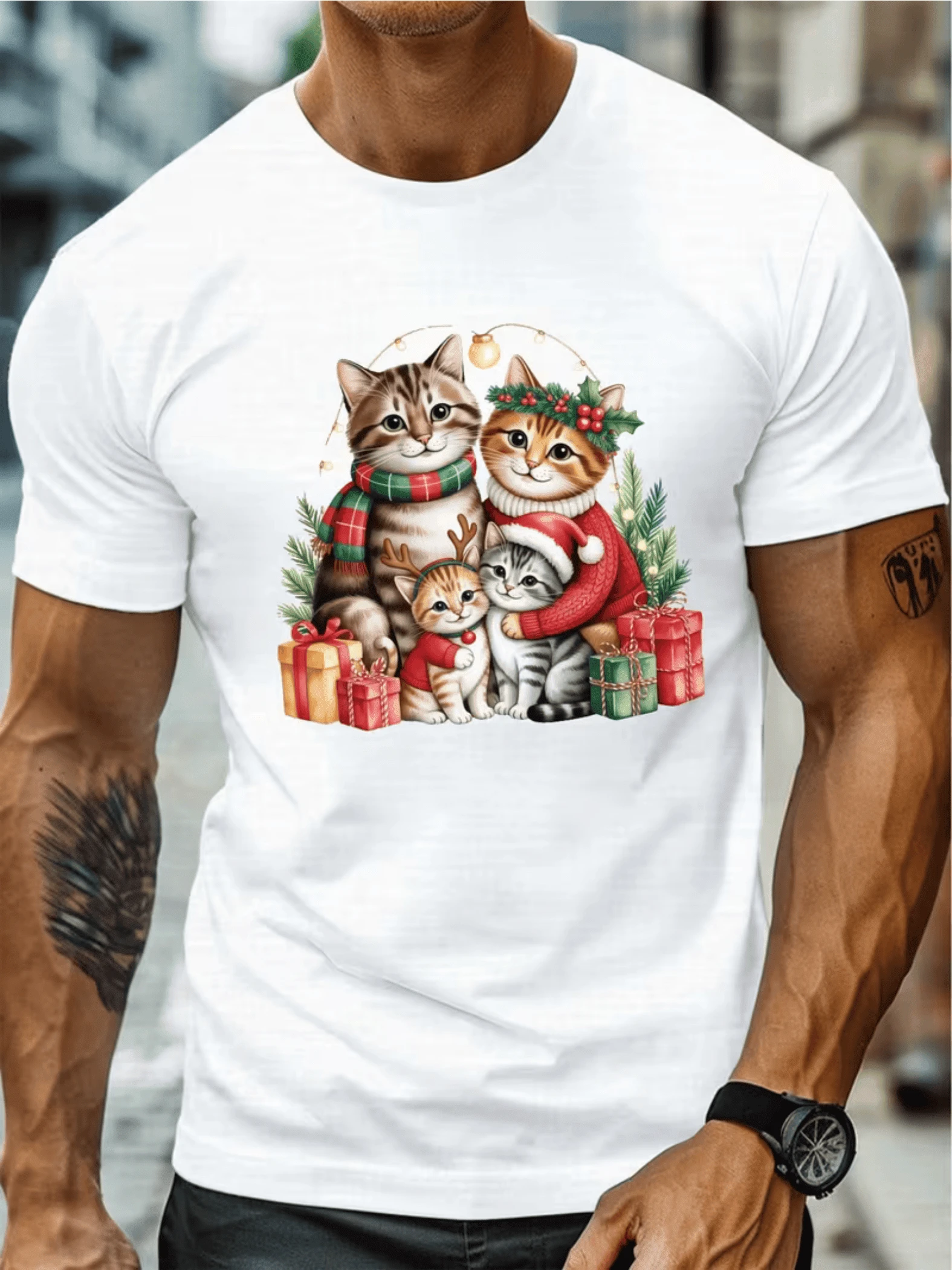 Gatos con bufanda navideña y gorro rodeados de regalos y ramas verdes transmitiendo calidez festiva camiseta de hombre 220g 100% algodón - Blanco - Ver 1