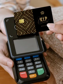 1 Stück Gold/Platin VIP Kreditkarten Dekorative Aufkleber, Luxuriös & Renommiert, Kreativ & Personalisiert Ultra-Dünner PVC Fingerabdruck-Schutzfilm für Kreditkarten, Kratzfest, Unisex, Geeignet für kleine Chipkarten, Bankkarten, Kreditkarten, Fahrkarten, Studentenausweise, DIY Dekoration, Abnehmbarer Aufkleber - Mehrfarbig - Übersicht 6