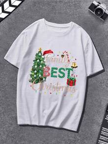 Árbol de Navidad decorado con luces y bolas junto a gorro rojo navideño bastón de caramelo regalo con lazo y campana dorada transmitiendo calidez familiar camiseta de hombre 220g 100% algodón ideal para fiestas y reuniones - Blanco - Ver 8