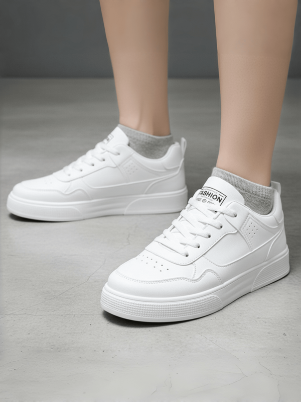 男士新款休闲滑板鞋，系带低帮设计，适合春夏穿着，是户外运动的理想之选。