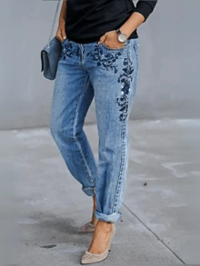 Women's Plus-Size Jeans, Women's Blue Jeans, Mid-Cut Pencil Cut, Oversized Jeans With Floral Print And Rolled-Down Hems. Plus-Size Women's Stretch Slim Jeans, Flora Embroidered High-Stretch Mid-Rise Straight-Leg Jeans - Classic, Heavy-Duty Embroidery. Made Of Mid-Stretch, Machine-Washable Denim, With A Cropped Length And Internal Zipper. Elegant, Season-Appropriate Commuter Pants For A Casual, Fashionable Look. Exquisitely Embroidered. Fabric Blend: 75% Cotton, 23% Polyester. Folded Hems. Fitted Straight-Leg Jeans With A Lightly Washed, Distressed Finish And Floral Embroidery On The Sides. Four Pockets, No Belt. Vintage-Inspired, Fashionable Bottoms For All Seasons. - 深色水洗藍 - 查看 7