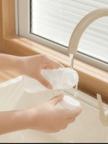 1pc Inverted Sauce Squeezing Bottle, A Common Seasoning Packaging Tool In The Kitchen, Is Made Of Transparent Material And Matched With A Bottle Cap With A Bracket, Which Can Be Placed Stably When Inverted; By Squeezing The Bottle Body