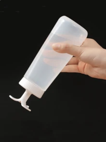 1pc Inverted Sauce Squeezing Bottle, A Common Seasoning Packaging Tool In The Kitchen, Is Made Of Transparent Material And Matched With A Bottle Cap With A Bracket, Which Can Be Placed Stably When Inverted; By Squeezing The Bottle Body