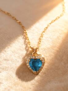 1件不锈钢镶满水钻心形吊坠项链，时尚简约设计，适合日常生活、派对、节日、生日等场合，可作礼物。