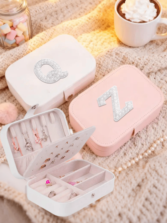 1 st smyckeskrin med dubbla lager, A-Ö bokstäver klistermärke dekor stor kapacitet smyckesförvaringslåda, smyckesdisplaybricka, halsband, örhängen, smycken och accessoarorganisatör, vitt minimalistiskt smyckesställ, anti-damm anti-oxidation, kompakt bärbar smyckeskrin, resesmyckespåse, liten smyckeskrin för ringar och örhängen, lämplig för örhängen, halsband, ringar, bärbar, rymlig, spänne, läppstift, klocka, presenter till kvinnor, flickor, flickvän, jul, halloween, nyår