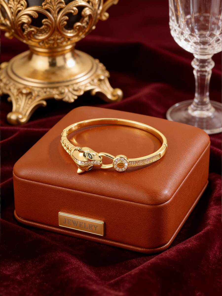 1 chiếc - Vòng tay hình đầu báo sành điệu và dễ thương, được trang trí bằng đá Zirconia và tông màu vàng nhạt. Ngọt ngào nhưng độc đáo, thể hiện hoàn hảo phong cách riêng biệt của một cô gái ngọt ngào. - Vàng - Xem 1