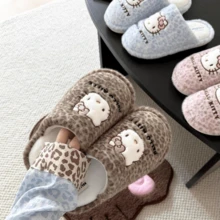 SANRIO Dép bông Hello Kitty dành cho nữ - Kiểu Hàn Quốc, đế dày, hở mũi, thích hợp cho mùa thu/đông, đi ngoài trời, giày dép, lựa chọn mùa xuân hè, quà tặng cho phù dâu, trang trí phòng ngủ, bãi biển, du lịch, dành cho nam, dành cho nữ, kỳ nghỉ, Ngày Quốc tế Phụ nữ, đồ dùng cần thiết khi đi du lịch, quà cưới, Y2K, phòng ngủ, phụ kiện xe hơi nữ, trang trí nhà bếp, đồ dễ thương. - Nhiều màu - Xem 2