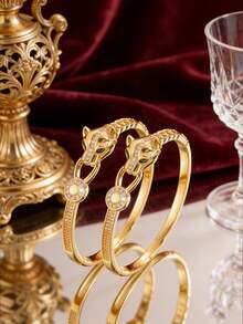 1 chiếc - Vòng tay hình đầu báo sành điệu và dễ thương, được trang trí bằng đá Zirconia và tông màu vàng nhạt. Ngọt ngào nhưng độc đáo, thể hiện hoàn hảo phong cách riêng biệt của một cô gái ngọt ngào. - Vàng - Xem 3