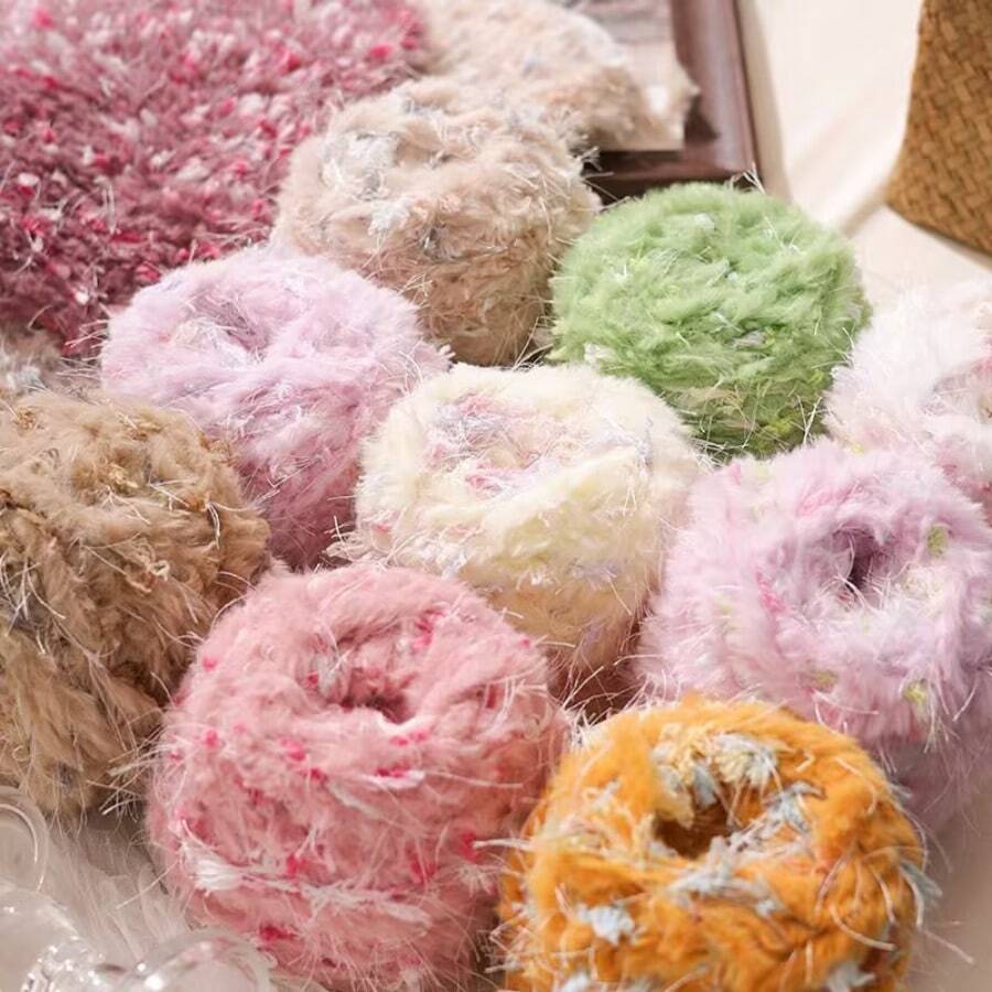 Sợi len pha lông thú nhân tạo dài, mềm mại, dày dặn, trọng lượng 100g/gói. Quy trình pha trộn đặc biệt giúp ngăn ngừa rụng lông, thích hợp để đan tay áo len, mũ, khăn choàng, áo khoác và các sản phẩm trang trí nhà cửa cao cấp, đồ thủ công mỹ nghệ. - Nhiều màu - Xem 1