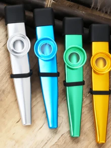 1个卡祖笛，一种通过哼唱演奏的管乐器。它小巧轻便，是初学者理想的伴奏乐器。卡祖笛也被称为迷你萨克斯，是情人节、复活节或生日等节日送给伴侣或朋友的完美礼物。 - 彩色 - 查看 4