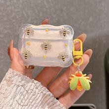 Hộp đựng tai nghe Apple thời trang (1 chiếc) được đóng gói riêng lẻ và có thiết kế hình con ong hoạt hình 3D tinh tế, kèm theo một mặt dây chuyền hình ong. Sản phẩm cung cấp khả năng bảo vệ mạnh mẽ chống bụi và va đập, cùng thiết kế thời trang khiến nó trở nên hoàn hảo cho thanh thiếu niên và người trẻ tuổi. Đây là lựa chọn hoàn hảo để sử dụng hàng ngày hoặc làm quà tặng. - trắng - Xem 13