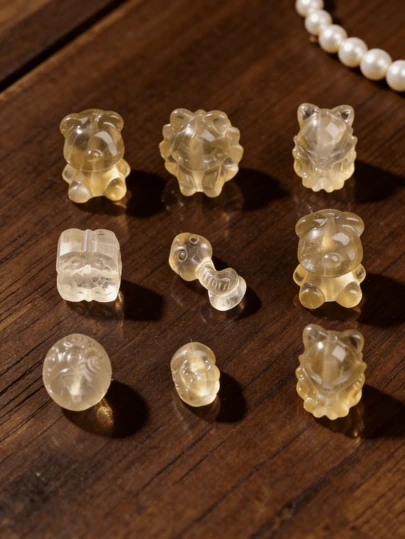 1颗天然绿色水晶吊坠，形状神秘，如九尾狐、蛇或藤蔓，具有疗愈功效，有助于提升直觉和情绪疗愈，适合DIY珠宝制作、手链、项链及其他手工艺术饰品。