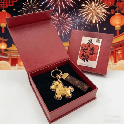 1个中国新年马主题钥匙扣/手机挂件/包包挂饰，图案包括“一夜暴富”、“瞬间发财”、“马上兴旺”；钥匙扣，新年礼物，送给亲戚朋友的礼物，以及开学礼物